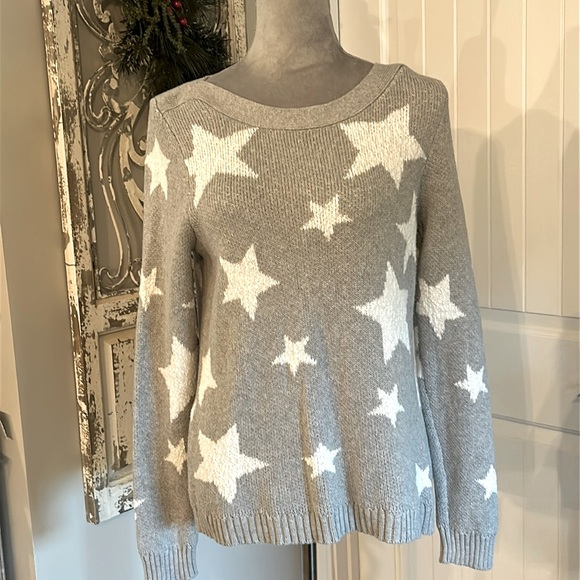 Grey Sweater with White Stars. - Size Medium - Ribbed collar and Sleeves. - Picture 1 of 6
